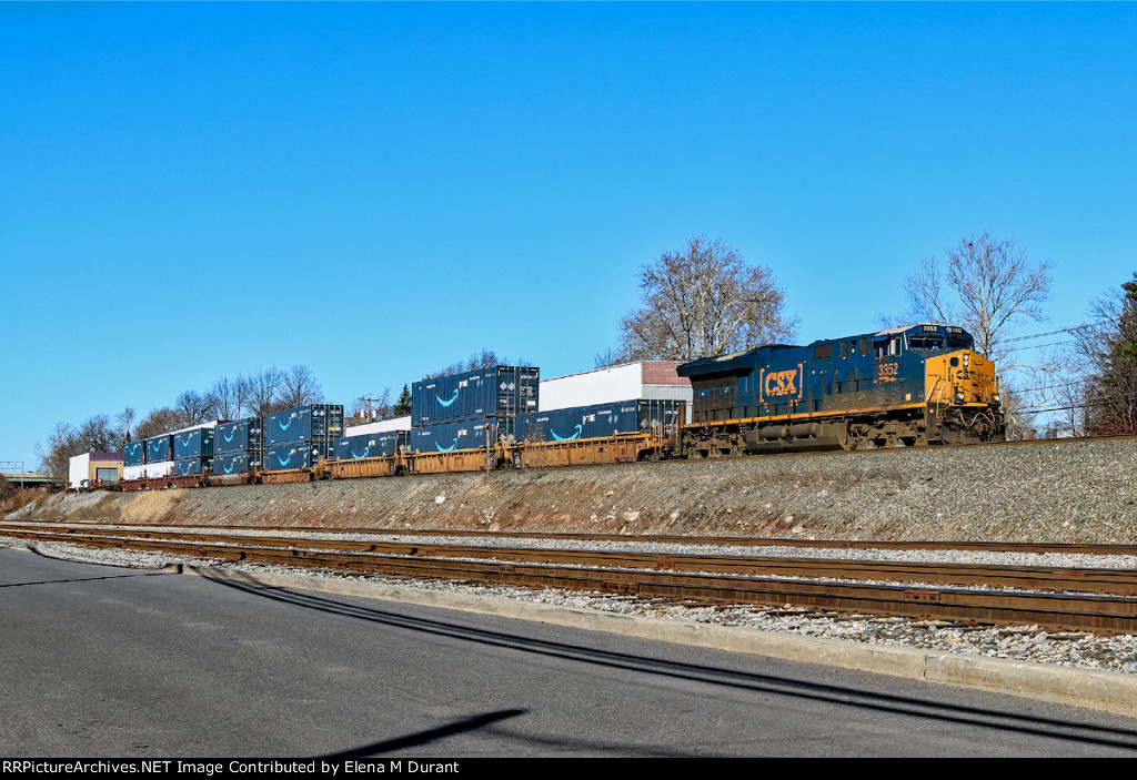 CSX 3352 on I-158